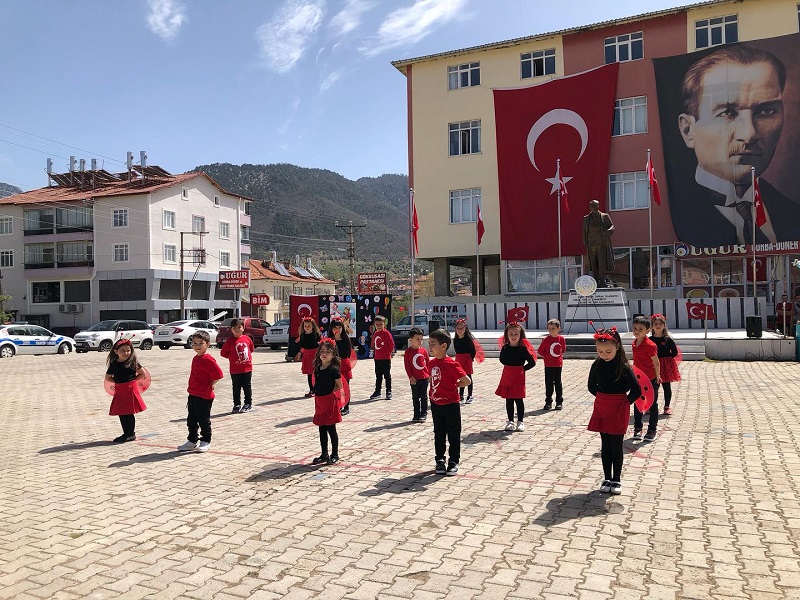 23 Nisan Ulusal Egemenlik ve Çocuk Bayramı İlçemizde Büyük Bir Coşkuyla Kutlandı.